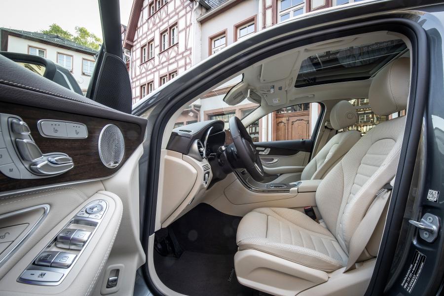 Интерьер Mercedes-Benz GLC300 4Matic (X253) 2019 года  (WW) (фото 40 из 41)